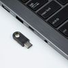 Der-YubiKey-5-ist-ein-kleines-USB-Gert-das-mehrereAuthentifizierungs--und-kryptographische-Protokolle-untersttzt.-Mit-ei
