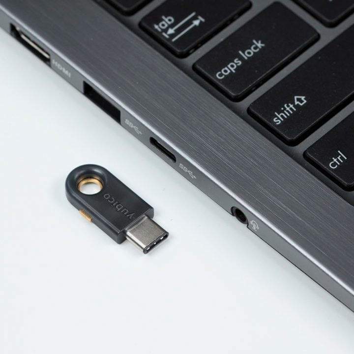 Der-YubiKey-5-ist-ein-kleines-USB-Gert-das-mehrereAuthentifizierungs--und-kryptographische-Protokolle-untersttzt.-Mit-ei