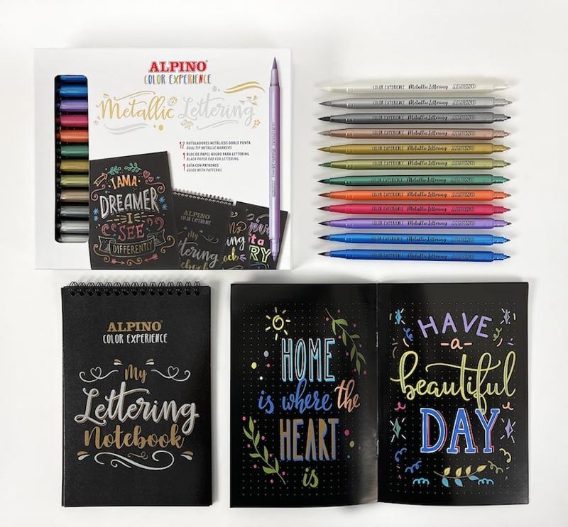 Alpino-Color-Experience-Kit-Iniziazione-Lettering-con-12-pennarelli-metallici-a-doppia-punta-punta-fine-e-punta-a-pennello---1-blocco-di-carta-nera-per-lettere-speciali---1-guida-con-20-motivi---colori-assortiti