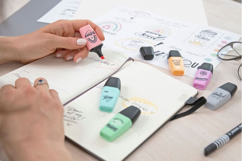 Stabilo-Boss-Mini-Pastellove-Confezione-da-3-Pennarelli-Fluorescenti---Linea-tra-2-e-5-mm---Inchiostro-a-Base-Acqua---Anti-asciugatura---Colori-Rosa-Turchese-e-Grigio