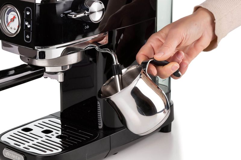 Ariete-1381-Macchina-da-caffe-con-manometro-compatibile-con-caffe-in-polvere-e-cialde-ESE-1300-W-Capacita-11-L-15-bar-di-pressione-Filtro-½-tazze-Dispositivo-Cappuccino-Nero