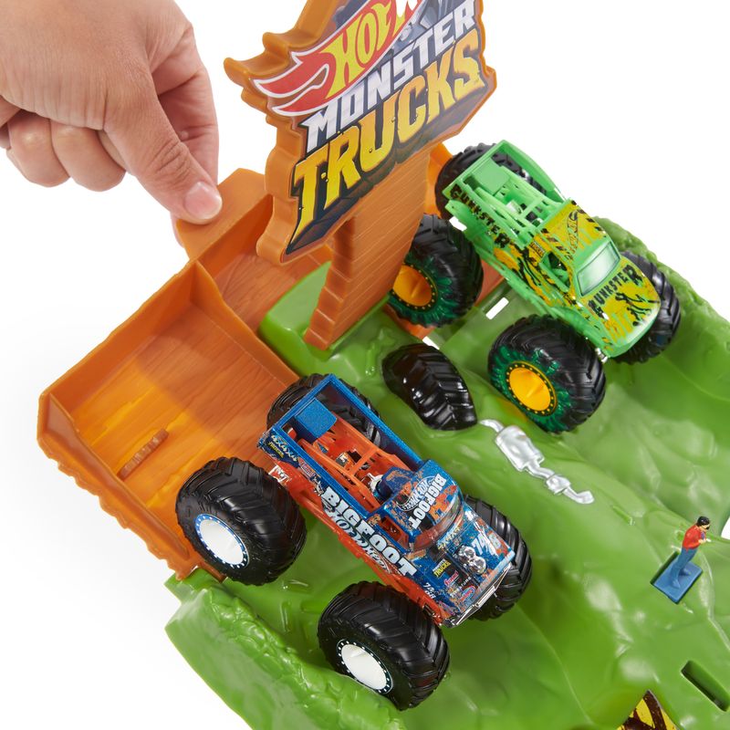 Hot-Wheels-Monster-Trucks-Torneo-dei-Titani-Playset-con-Monster-Truck-Bigfoot-e-Gunkster-per-sfide-testa-a-testa--giocattolo-per-bambini-4--anni