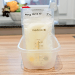 Medela-Set-di-Sacche-per-la-Conservazione-del-Latte-Materno-da-180-ml-Confezione-da-25-Sacchetti-per-Raccolta-del-Latte-Materno-senza-BPA-con-Doppia-Chiusura-Congelamento-e-Scongelamento-Rapido