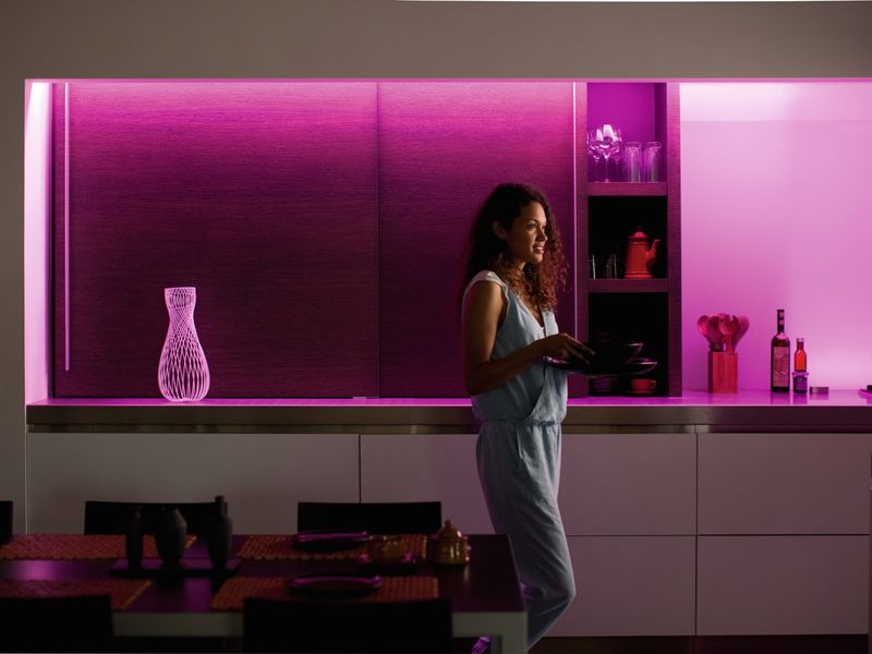 Philips-Hue-White-and-Color-ambiance-White-and-Color-Ambiance-Lightstrip-Kit-base-Striscia-LED-Smart-da-2m-Bluetooh