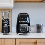 Smeg-Macchina-da-Caffe-Filtro-50-s-Style-–-Nero-LUCIDO-–-DCF02BLEU