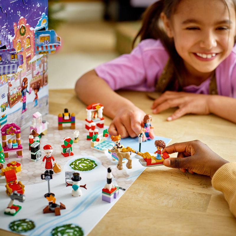 LEGO-Friends-41706-Calendario-dell-Avvento-Set-2022-24-Giochi-Creativi-Natalizi-con-Babbo-Natale-Pupazzo-di-Neve-e-Renne