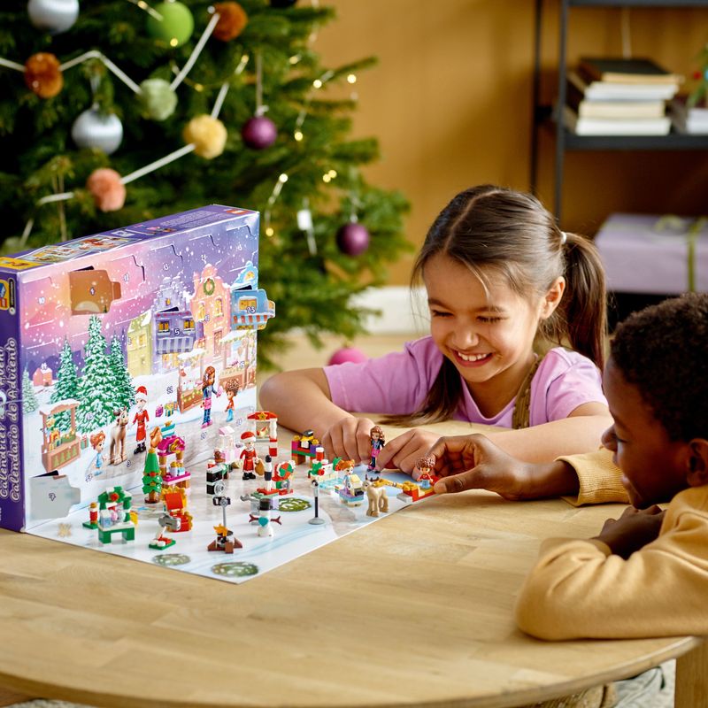 LEGO-Friends-41706-Calendario-dell-Avvento-Set-2022-24-Giochi-Creativi-Natalizi-con-Babbo-Natale-Pupazzo-di-Neve-e-Renne