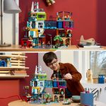 LEGO-City-60380-Downtown-Modular-Building-Set-con-Negozio-Barbiere-Studio-Blogging-Hotel-Discoteca-e-14-Minifigure