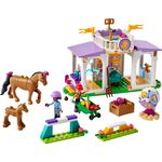 LEGO Friends 41746 Addestramento Equestre, Scuderia Cavalli Giocattolo e Mini Bamboline, Cura degli Animali