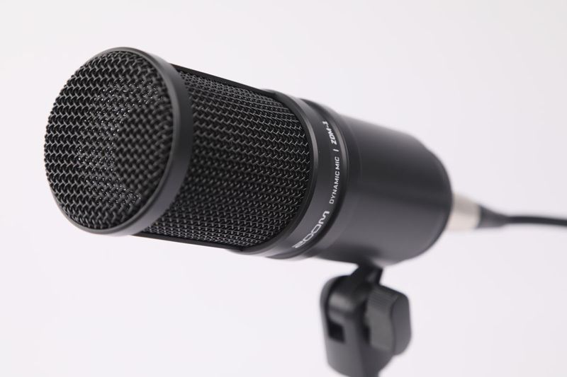 Zoom-ZDM-1PMP-Kit-Podcast-con-Microfono-Cavo-e-Cuffie-con-Treppiede