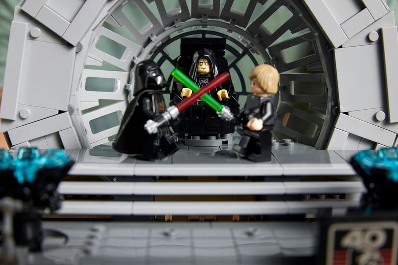 LEGO-Star-Wars-75352-Diorama-Sala-del-Trono-dell’Imperatore-Set-Duello-con-Spade-Laser-40°-Anniversario-del-Ritorno-dello-Jedi