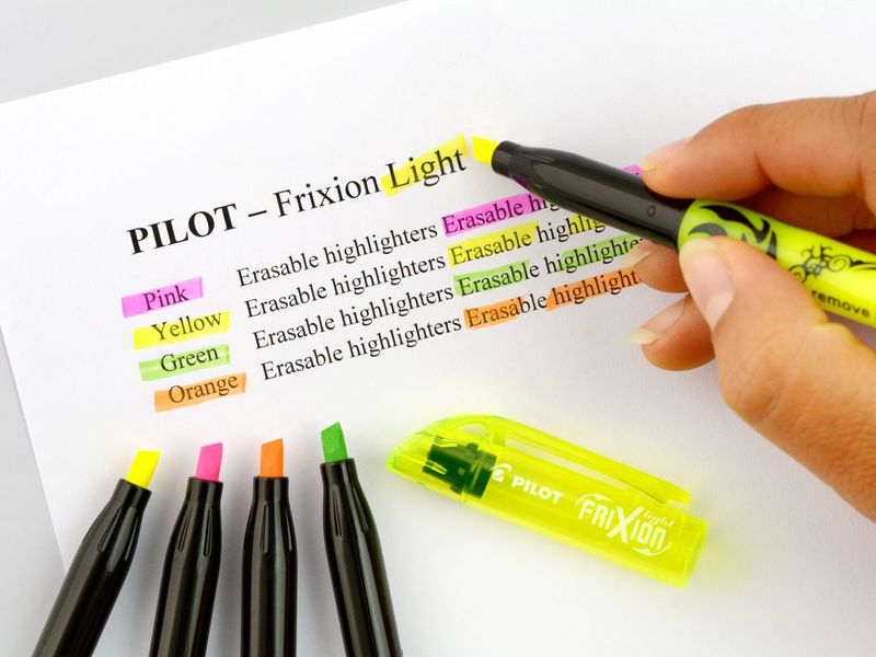 Evidenziatore-Frixion-Light-arancione-cancellabile-Pilot