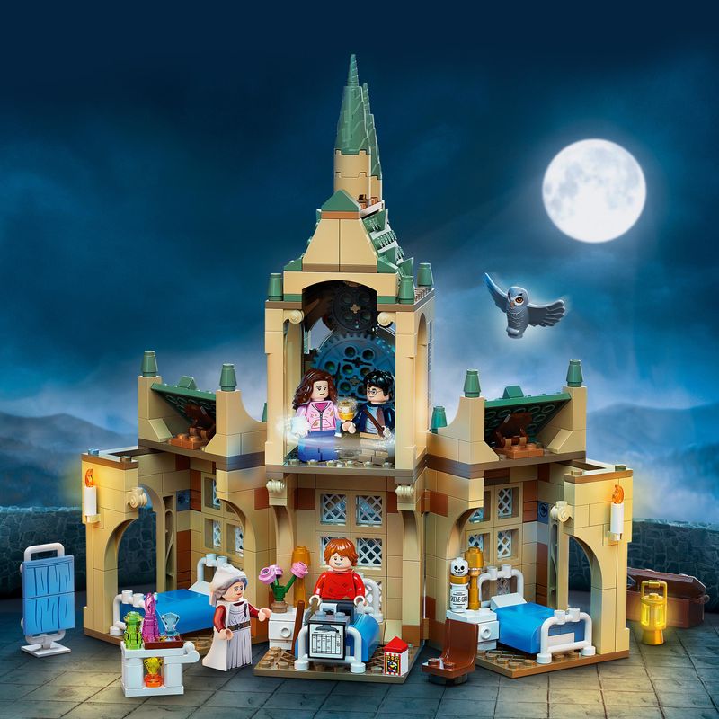 LEGO-Harry-Potter-76398-Ala-dell’infermeria-di-Hogwarts-con-Minifigure-Ron-Weasley-e-Hermione-Granger-Torre-dell-Orologio