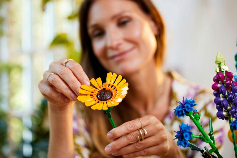 LEGO-ICONS-Bouquet-fiori-selvatici