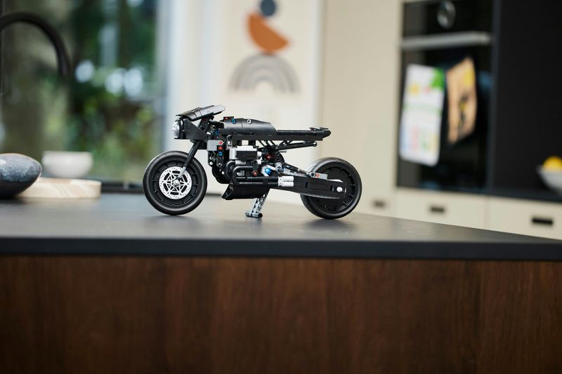 LEGO-Technic-THE-BATMAN---BATCYCLE