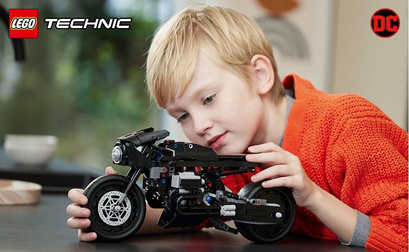 LEGO-Technic-THE-BATMAN---BATCYCLE