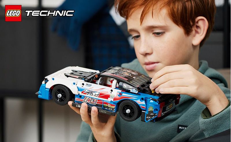 LEGO-Technic-NASCAR-Next-Gen-Chevrolet-Camaro-ZL1