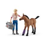 schleich-Farm-World-Vet-visiting-mare-and-foal