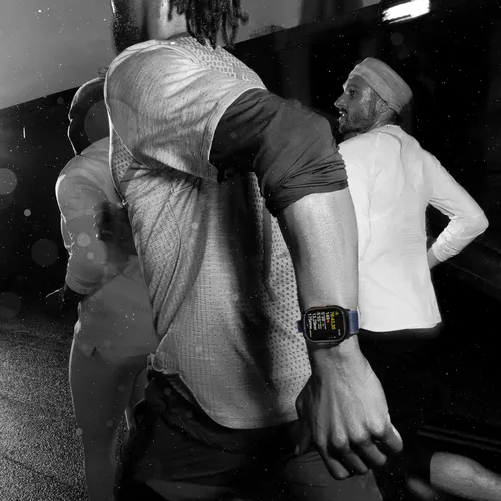 Apple-Watch-Ultra-2-Titanium-Cellular-49mm-titanium-case-black-Milanaise-titanium-bracelet-black-M