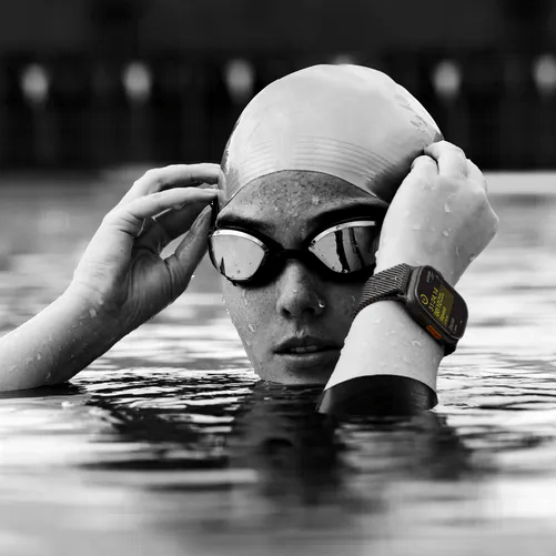 Apple-Watch-Ultra-2-Titanium-Cellular-49mm-titanium-case-black-Milanaise-titanium-bracelet-black-M