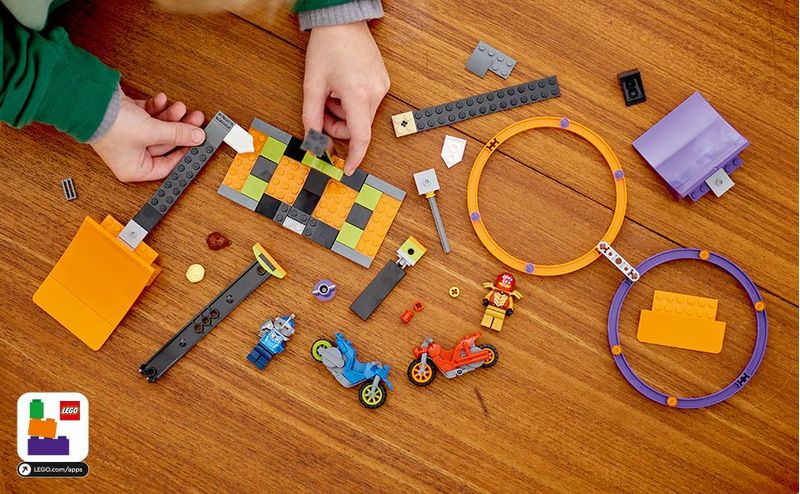 LEGO-City-Stuntz-60360-Sfida-Acrobatica--Anelli-Rotanti-Gare-per-1-o-2-Giocatori-con-Moto-Giocattolo-Giochi-per-Bambini