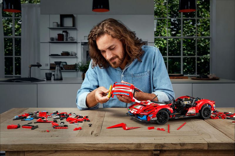 LEGO-Technic-Ferrari-488-GTE-Af-Corse--51