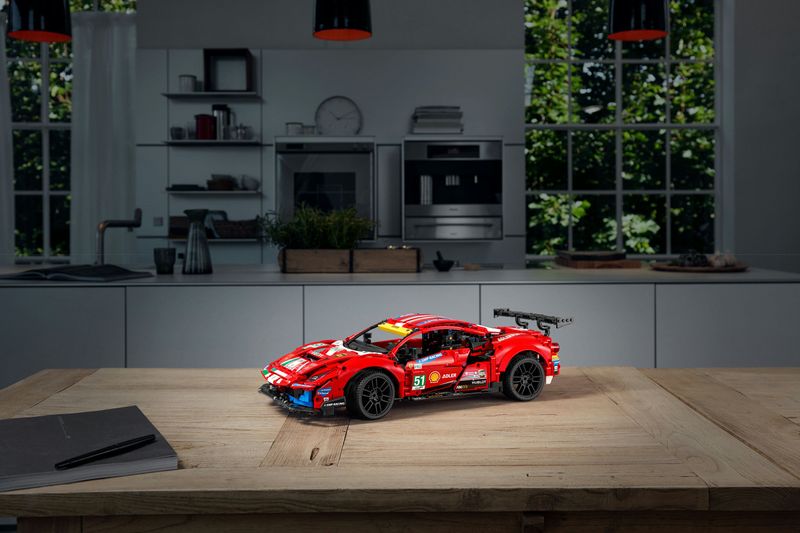 LEGO-Technic-Ferrari-488-GTE-Af-Corse--51