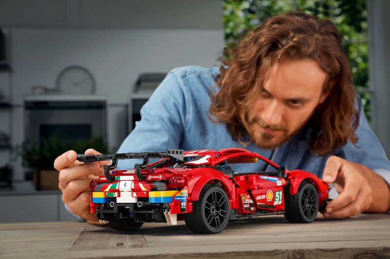 LEGO-Technic-Ferrari-488-GTE-Af-Corse--51