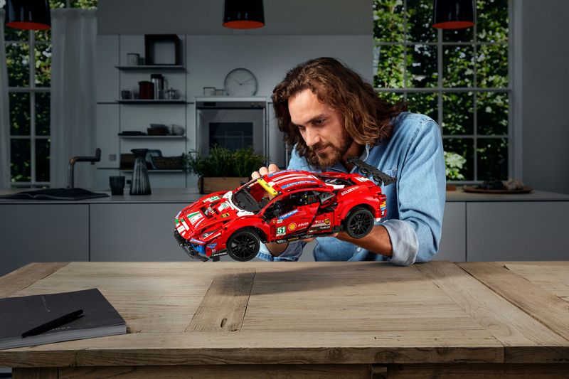 LEGO-Technic-Ferrari-488-GTE-Af-Corse--51