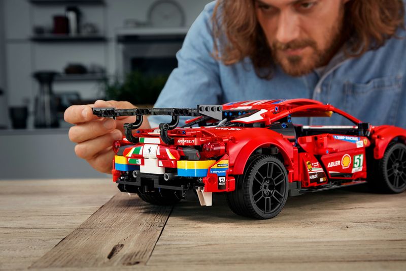 LEGO-Technic-Ferrari-488-GTE-Af-Corse--51