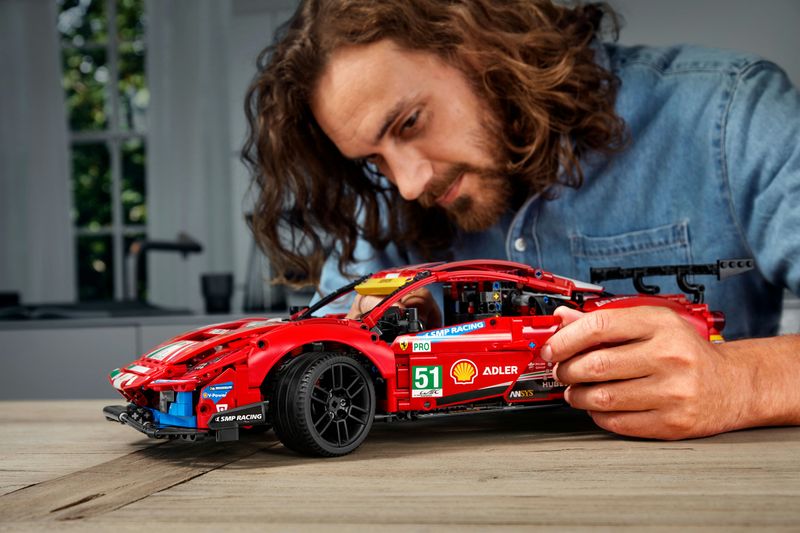 LEGO-Technic-Ferrari-488-GTE-Af-Corse--51