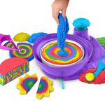 Spin Master Kinetic Sand -Set Gioco Swirl N' Surprise -Sabbia colorata in 4 variazioni - Sabbia cinetica 907gr