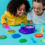 Kinetic-Sand--Set-Gioco-Swirl-N--Surprise--Sabbia-colorata-in-4-variazioni---Sabbia-cinetica-907gr---Sabbia-magica-da-modellare---4-accessori-e-mixer--Giocattoli-per-bambini-e-bambine-3-anni