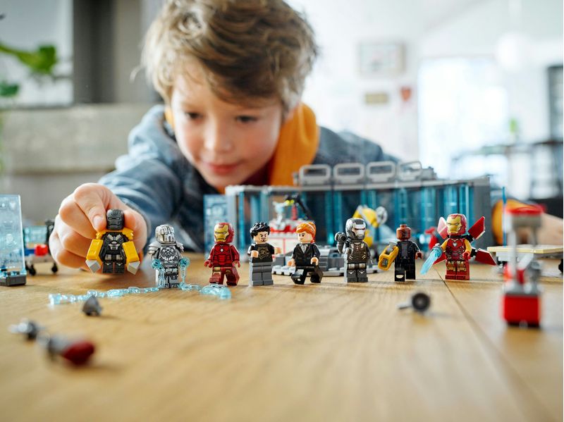 LEGO-Marvel-76216-Armeria-di-Iron-Man-Set-Costruzioni-con-Casco-Tuta-e-Supereroi-Giocattoli-Giochi-per-Bambini-dai-7-Anni