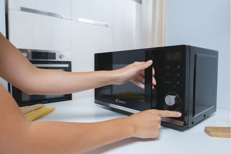 Candy-Moderna-CMGA23TNDB-Superficie-piana-Microonde-con-grill-23-L-900-W-Nero