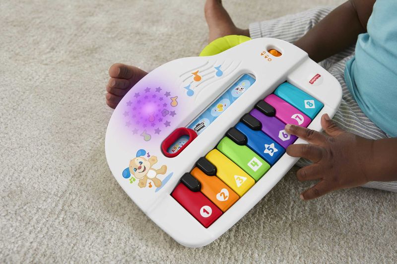 Fisher-Price-Pianoforte-di-Cagnolino-Ridi-and-Impara-Edizione-Multilingue-Portatile-con-Luci-Versi-degli-Animali-Contenuti-Educativi-e-4-Modalita--di-Gioco-Giocattolo-per-Bambini-6--Mesi