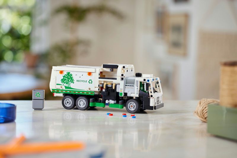 LEGO-Technic-42167-Camion-della-Spazzatura-Mack-LR-Electric-Veicolo-Giocattolo-Raccolta-Rifiuti-Gioco-per-Bambini-8--Anni