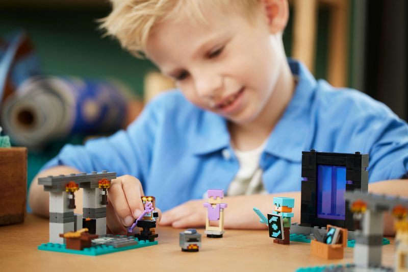 LEGO-Minecraft-21252-L-Armeria-con-Personaggio-Alex-Accessori-e-Armi-Giocattolo-per-Bambini-di-7--Anni-e-Fan-del-Videogioco