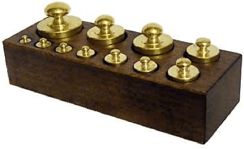 Serie Ornamentale di Pesi per Bilancia in Ottone Base in Legno Misura Media