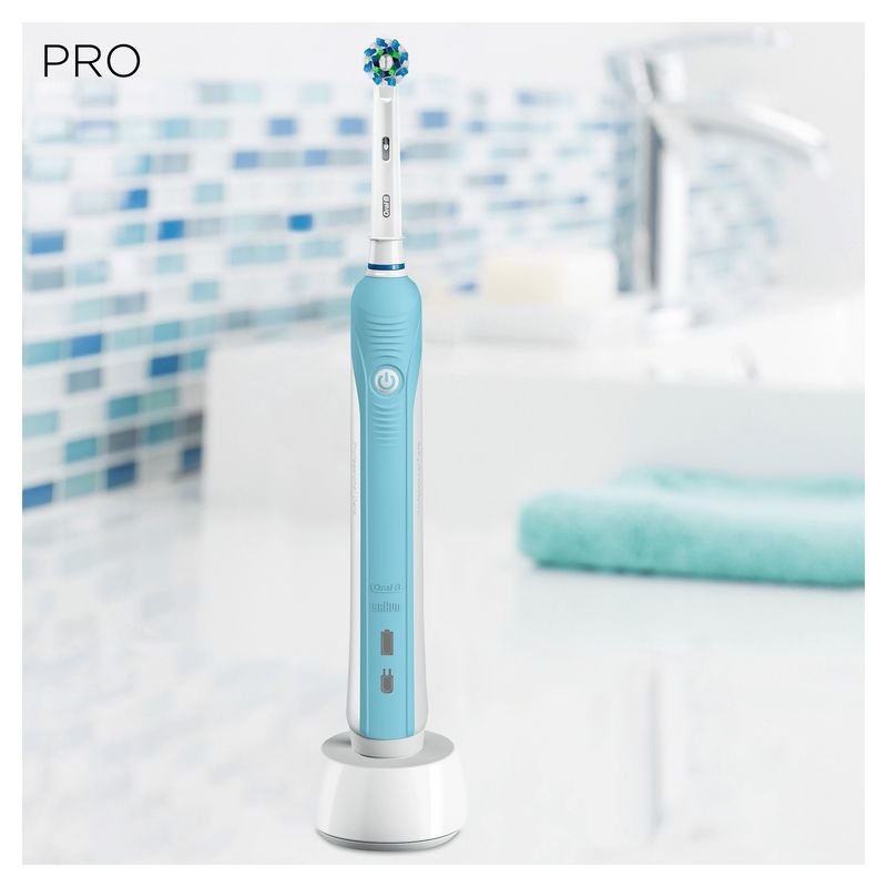 Braun-Oral-B-Pro-700-Crossaction-Adulto-Spazzolino-Rotante-Oscillante-Blu-Bianco