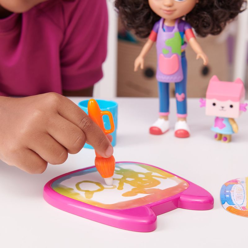 Gabby-s-Dollhouse--set-di-gioco-Deluxe-Crea-con-Gabby-bambola-e-accessori-con-lavagnetta-e-pennello-ad-acqua-per-bambini-e-bambine-dai-3-anni-in-su