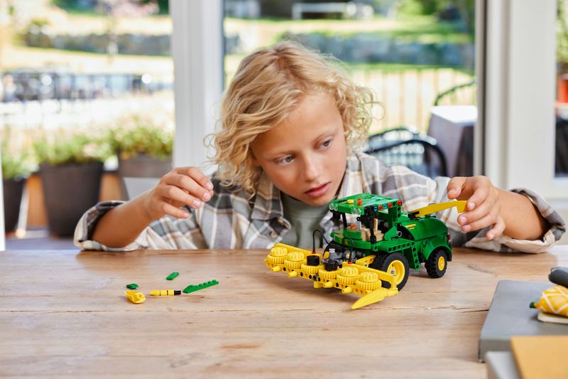 LEGO-Technic-42168-John-Deere-9700-Forage-Harvester-Trattore-Giocattolo-per-Bambini-9--Anni-Veicolo-Mietitrebbia-Funzionante