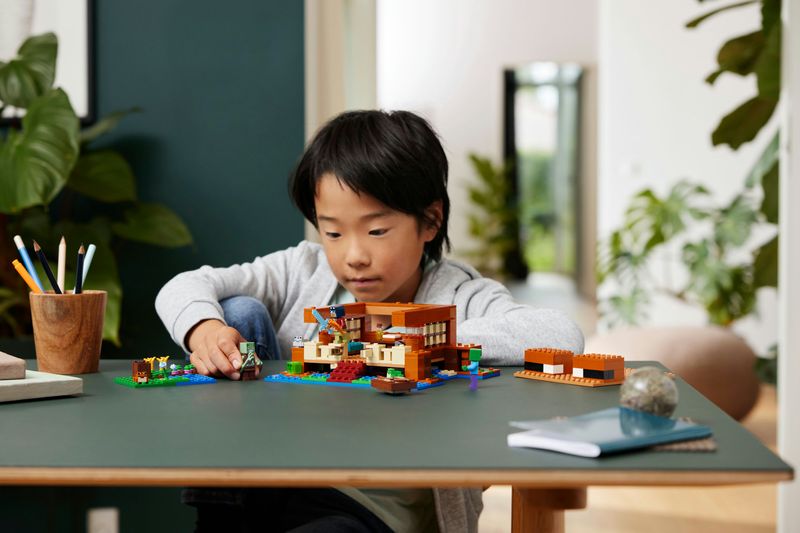 LEGO-Minecraft-21256-La-Casa-Rana-Giocattolo-da-Costruire-per-Bambini-di-8--Anni-con-Personaggi-Mob-e-Animali-del-Videogioco