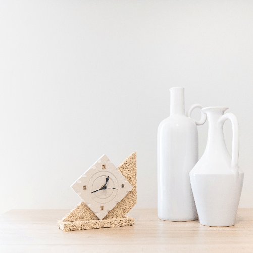 Maestro-d-arte-De-Iaco-Alfredo---Orologio-QUADRATO-scultura-decorazione-bomboniera-in-Carparo-e-Pietra-Leccese-salentina-misure-19-x-19-cm