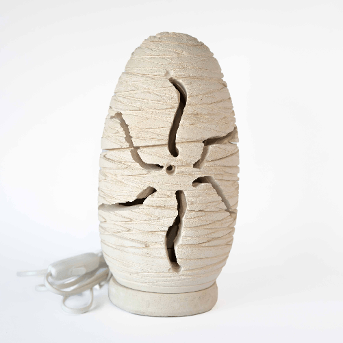 Maestro-d-arte-De-Iaco-Alfredo---Lampada-da-terra-o-tavolo-PIGNA-SPAZZOLATA-Grande-scultura-decorazione-in-Pietra-Leccese-salentina-misure-35-x-12-cm