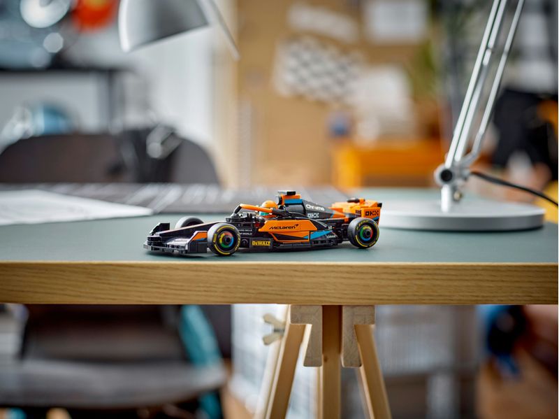 LEGO-Speed-Champions-Monoposto-da-Corsa-McLaren-Formula-1-2023