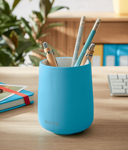 Porta-penne-in-ceramica-blu-Cosy-Leitz