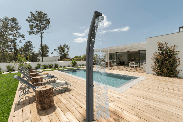 Sined-Dafne-Doccia-Solare-Curva-Realizzata-In-Alluminio-Con-Lavapiedi-Da-35-Litri-Nero