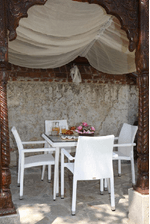 Vacchetti-Tavolo-polyrattan-adila-quadrato-biancocrema-con-vetro-cm90x90h77