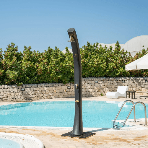 Sined-Sole-Xxl-Doccia-Solare-Curva-In-Polietilene-Hd-Con-Rubinetto-e-Lavapiedi-Nero
